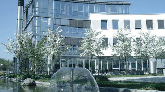 A tecnologia e a natureza de mãos dadas na sede da Tebis AG em Martinsried perto de Munique.