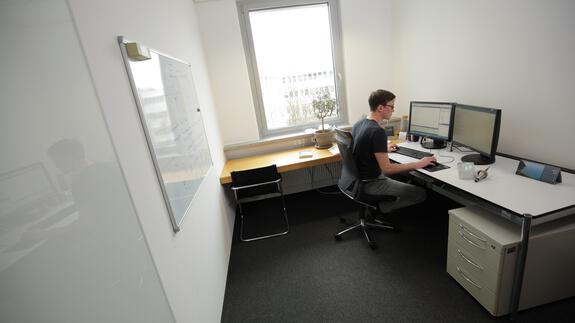 Desarrollador de software en una oficina individual