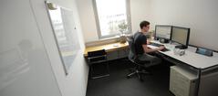 ソフトウェア開発担当者の個室オフィス