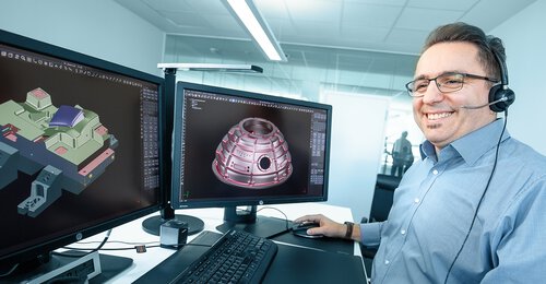 Ein Tebis MItarbeiter ist im Bereich der CAD- und NC-Diensleistungen bei der Arbeit.