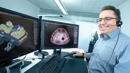 Ein Tebis MItarbeiter ist im Bereich der CAD- und NC-Diensleistungen bei der Arbeit.