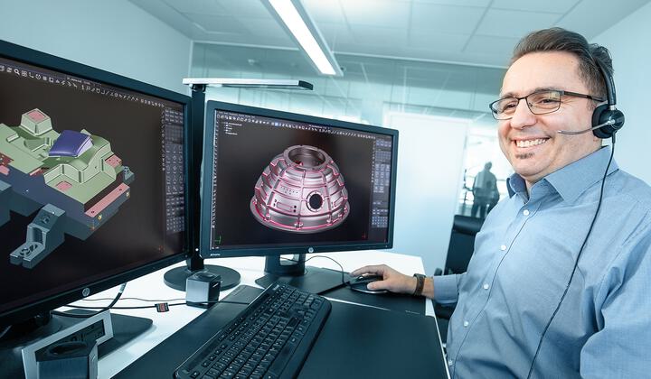 Ein Tebis MItarbeiter ist im Bereich der CAD- und NC-Diensleistungen bei der Arbeit.